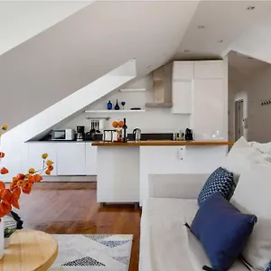 Apartment A Captivating Close To River Tagus In, Lisbon